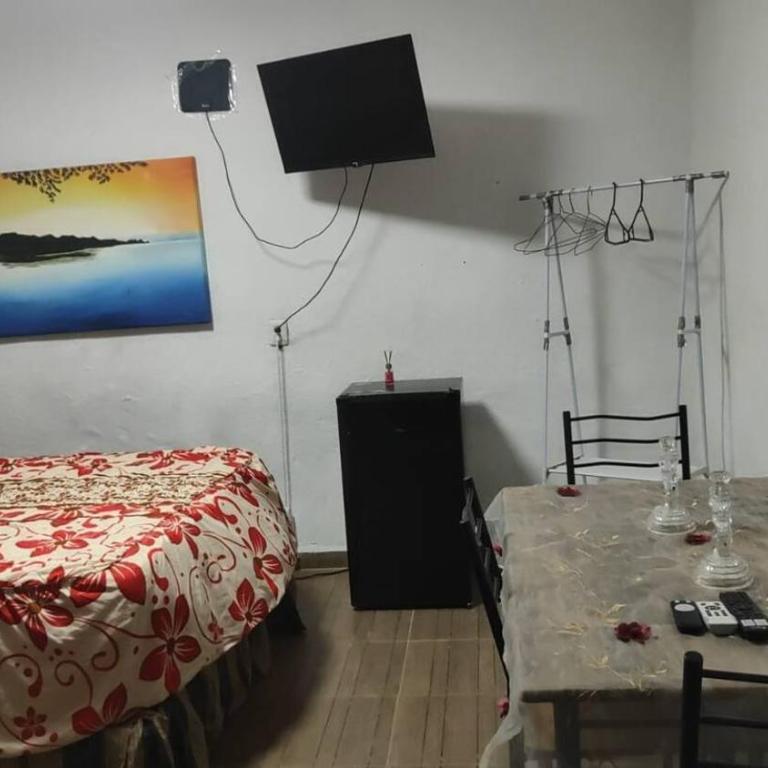 Habitaciones a 8 min de Plaza bella y Almenares - Habitación Doble con baño compartido - 2 camas - 5