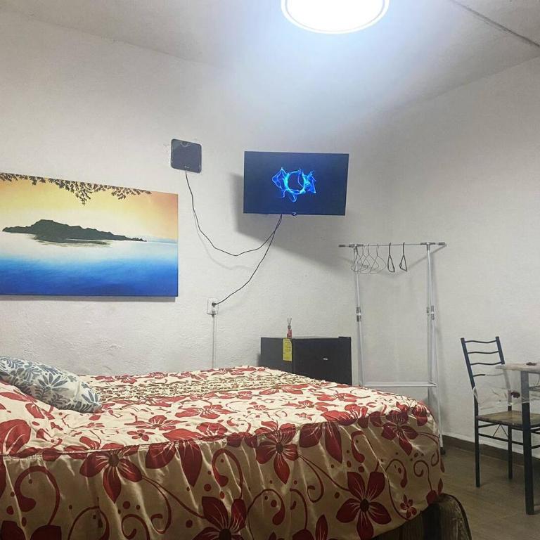 Habitaciones a 8 min de Plaza bella y Almenares - Habitación Doble con baño compartido - 2 camas - 2