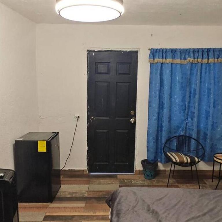 Habitaciones a 8 min de Plaza bella y Almenares - Habitación Doble con baño compartido - 9