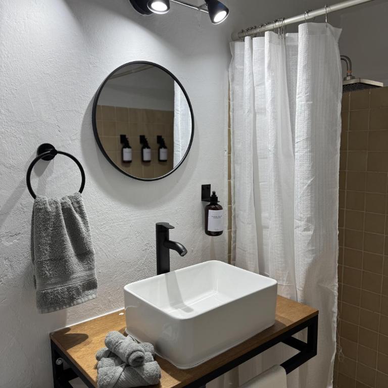 The Boat House Suites - Family Room with Private Bathroom - 2