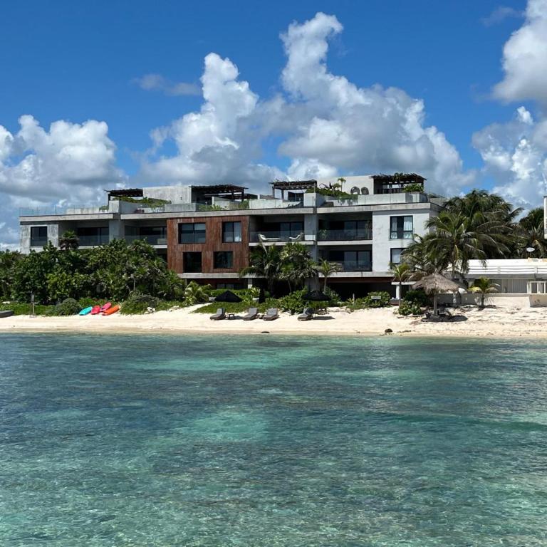 Beachfront 3BR Condo with Private Rooftop, Tankah Bay - Apartamento - 1