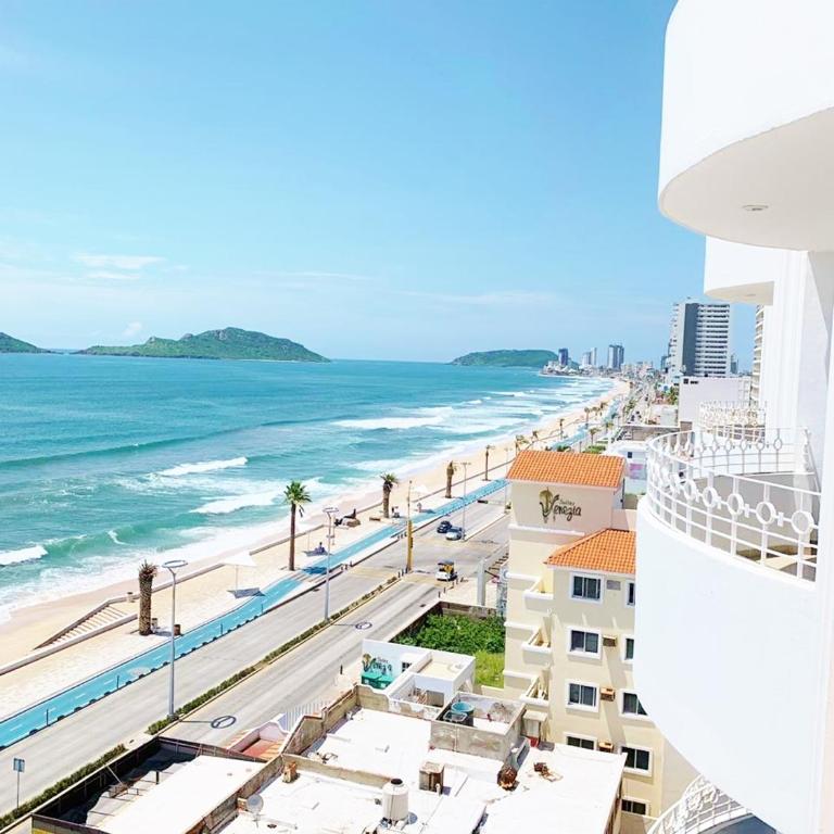 Miramar Depto de Lujo Frente Playa y Malecón - Three-Bedroom Apartment - 6