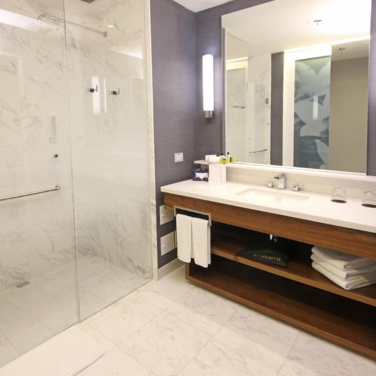 Hotel InterContinental Cartagena by IHG - Habitación Clásica Smart con cama extragrande y vistas a la bahía de la ciudad - 5