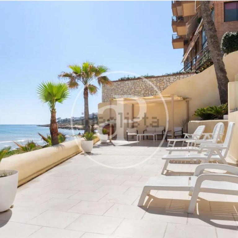 Excepcional Apartamento AMANECER al borde de playa y mar, en CHALET ROQUETES - One-Bedroom Apartment - 63