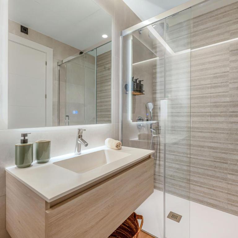 NEW stylish beachside 2BR with pool and garage - Apartamento de 2 dormitorios - 32