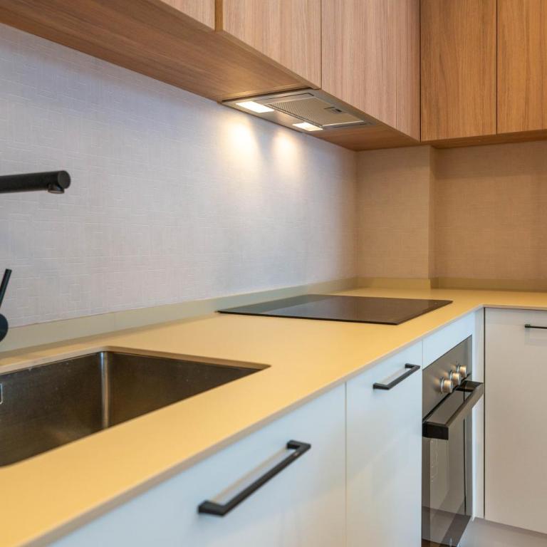 NEW stylish beachside 2BR with pool and garage - Apartamento de 2 dormitorios - 15