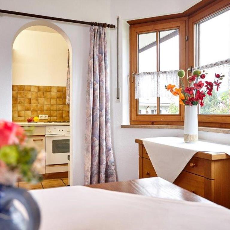 Herzstücke Ferienwohnungen - Apartment mit 1 Schlafzimmer, Balkon und Bergblick - 8