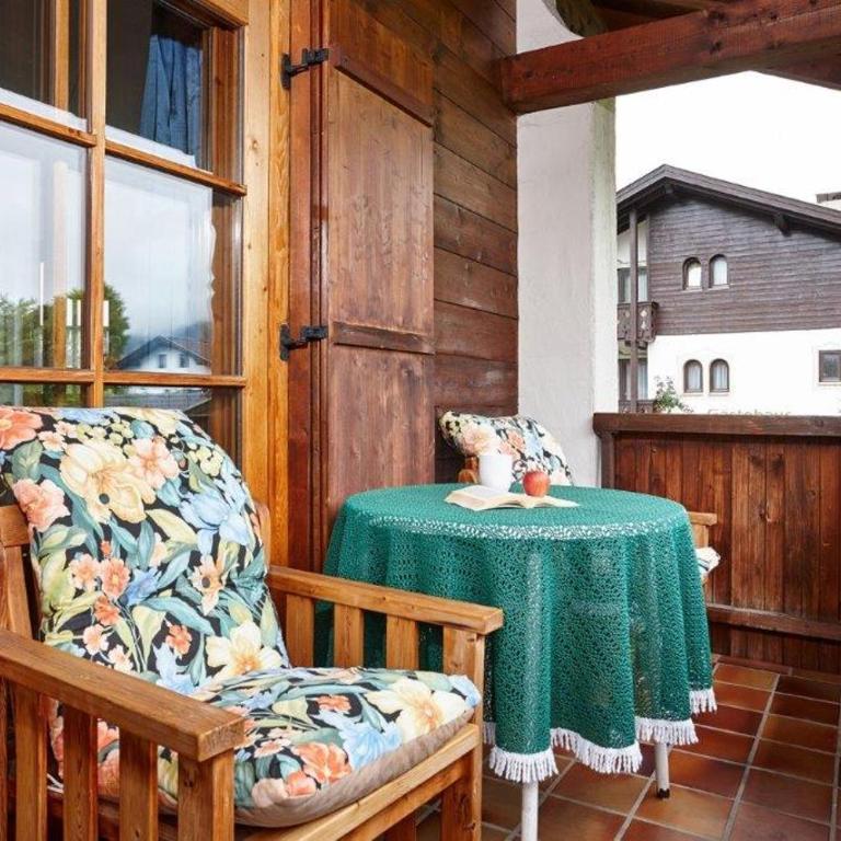 Herzstücke Ferienwohnungen - Apartment mit 1 Schlafzimmer, Balkon und Bergblick - 3