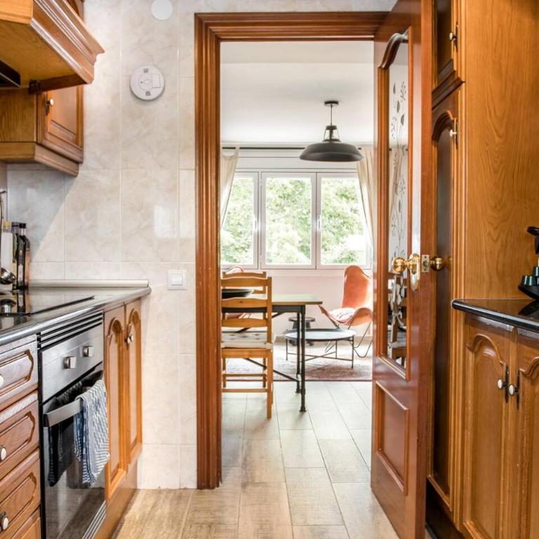 Charming Apartment With Vibrant Accents - Apartamento - 35