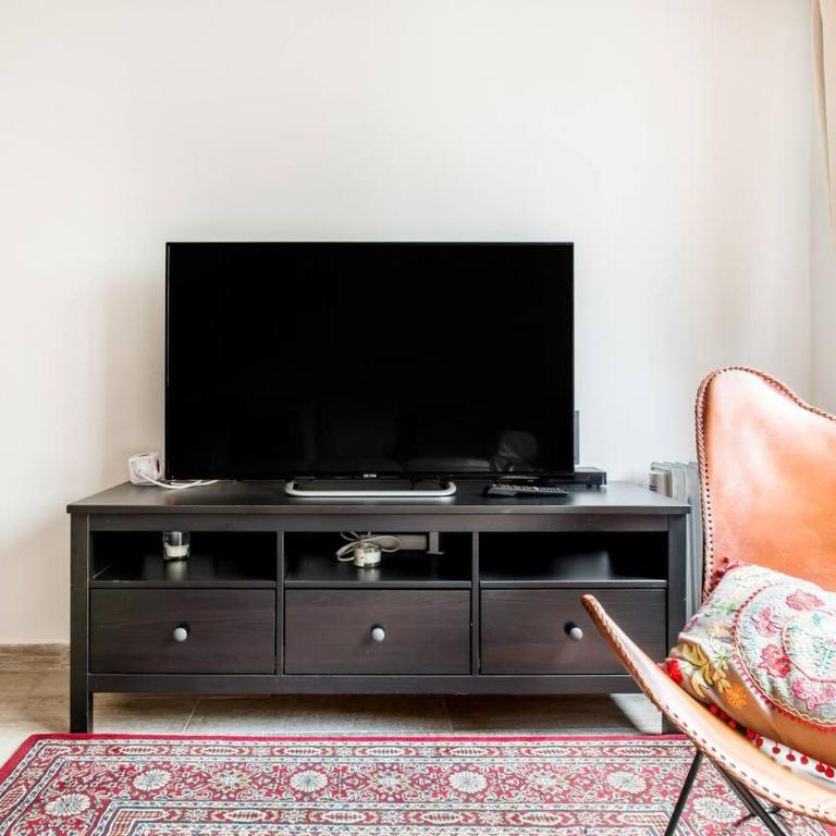 Charming Apartment With Vibrant Accents - Apartamento - 23