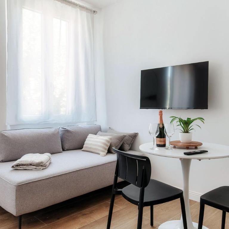 Casa Batèl Suites & Apartments - Ferry, Free Parking, Market & Lake Side - Deluxe Studio - 23