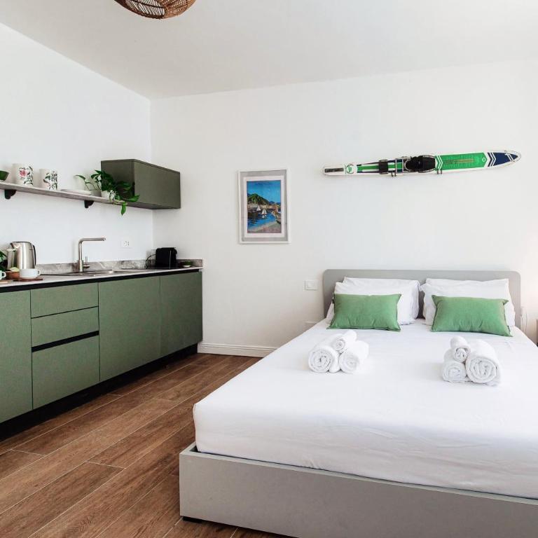 Casa Batèl Suites & Apartments - Ferry, Free Parking, Market & Lake Side - Deluxe Studio - 12
