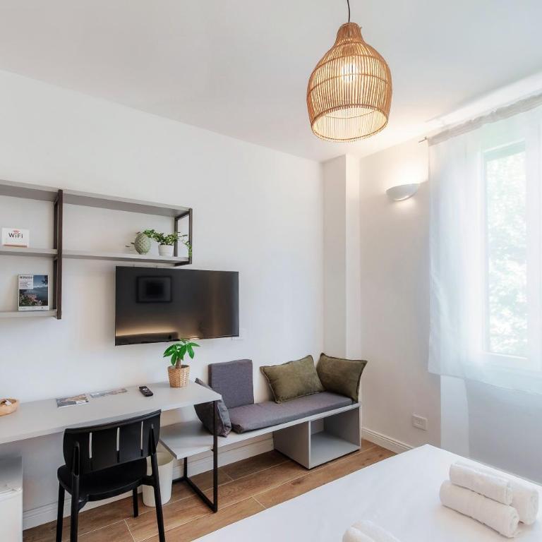 Casa Batèl Suites & Apartments - Ferry, Free Parking, Market & Lake Side - Deluxe Double Room - 9