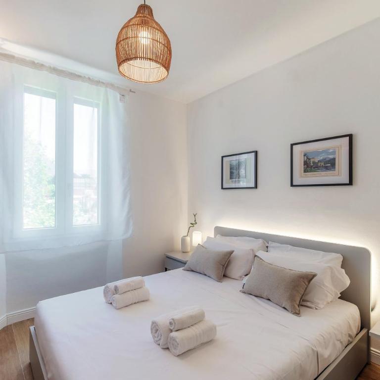 Casa Batèl Suites & Apartments - Ferry, Free Parking, Market & Lake Side - Deluxe Double Room - 12