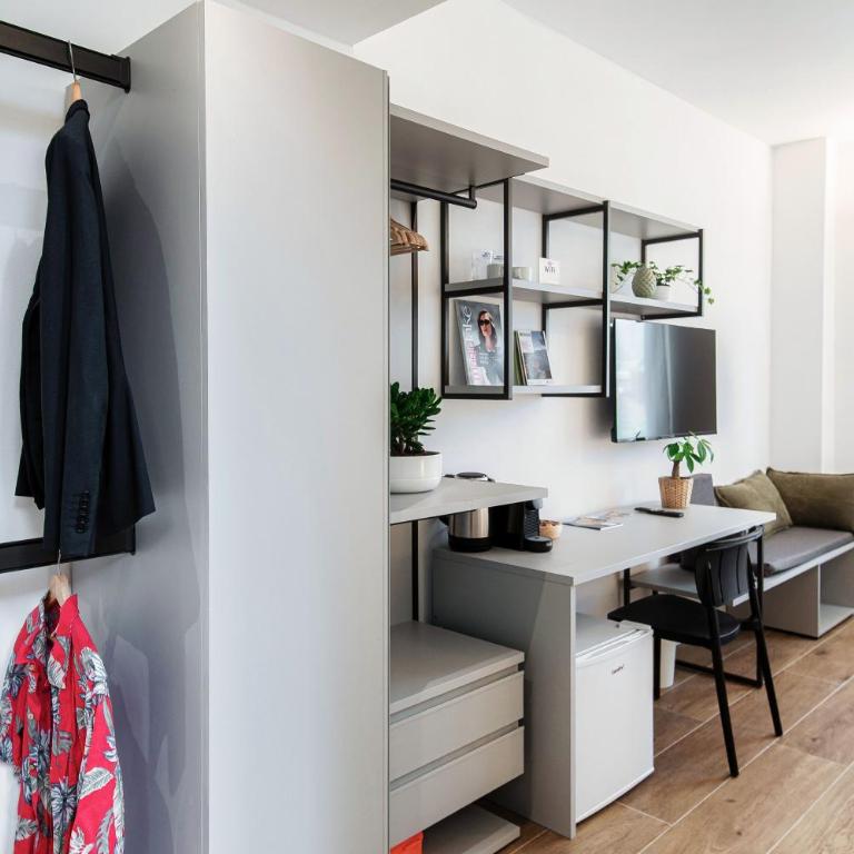 Casa Batèl Suites & Apartments - Ferry, Free Parking, Market & Lake Side - Deluxe Double Room - 29