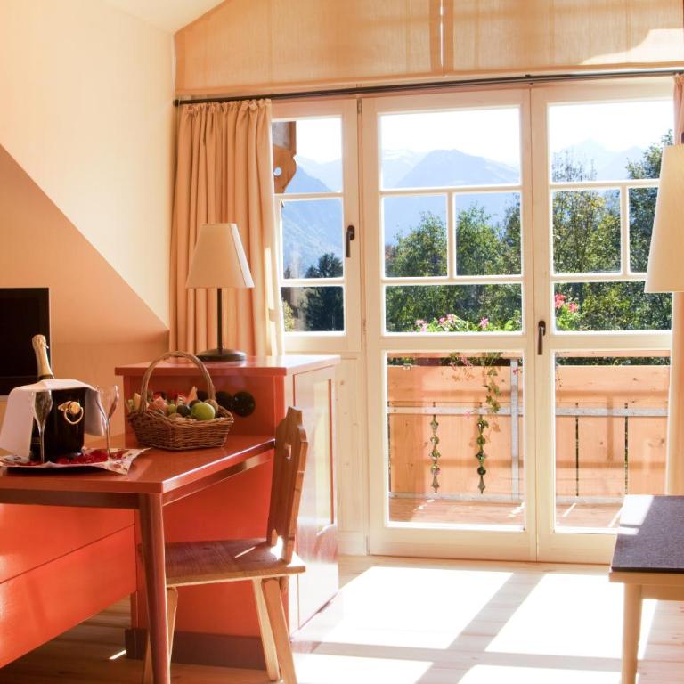 Hotel Oberstdorf - Doppelzimmer mit Bad, Bergblick und Balkon - 2
