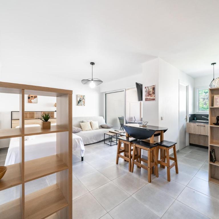 Studio rénové avec grande terrasse - Climatisation - Aperçu mer - Appartement avec Terrasse - 12