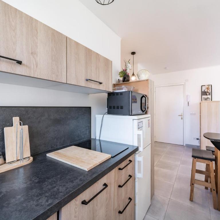 Studio rénové avec grande terrasse - Climatisation - Aperçu mer - Appartement avec Terrasse - 15