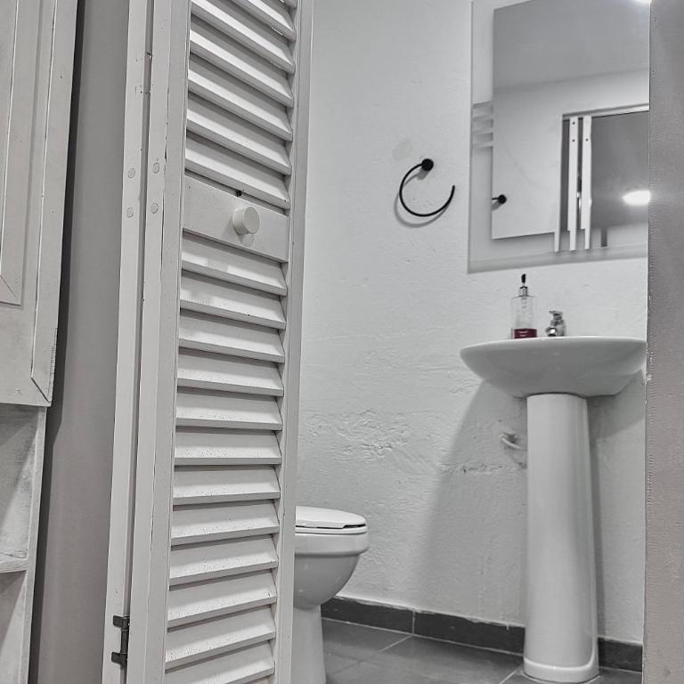 Seven Nights Hostel Cartagena - Triple Room with Bathroom - 8