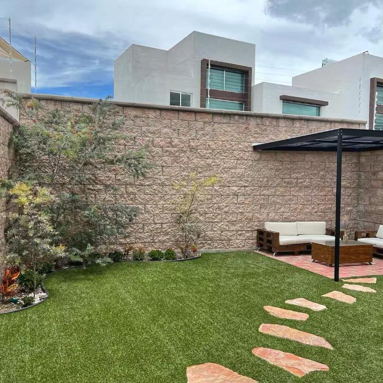 Amplio departamento en PB con patio y alberca - Two-Bedroom Apartment - 12