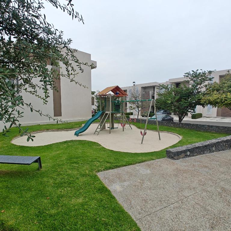 Amplio departamento en PB con patio y alberca - Two-Bedroom Apartment - 14