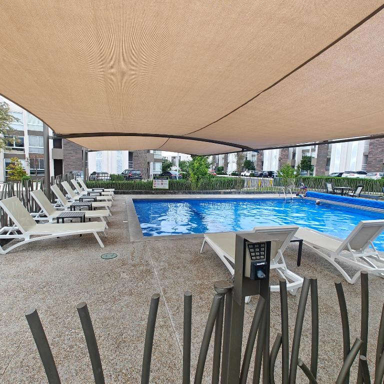Amplio departamento en PB con patio y alberca - Two-Bedroom Apartment - 15