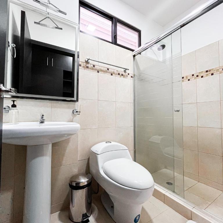 Casa con Piscina Privada, Asadero Bbq y 4 cuartos en Guayaquil - Villa - 39