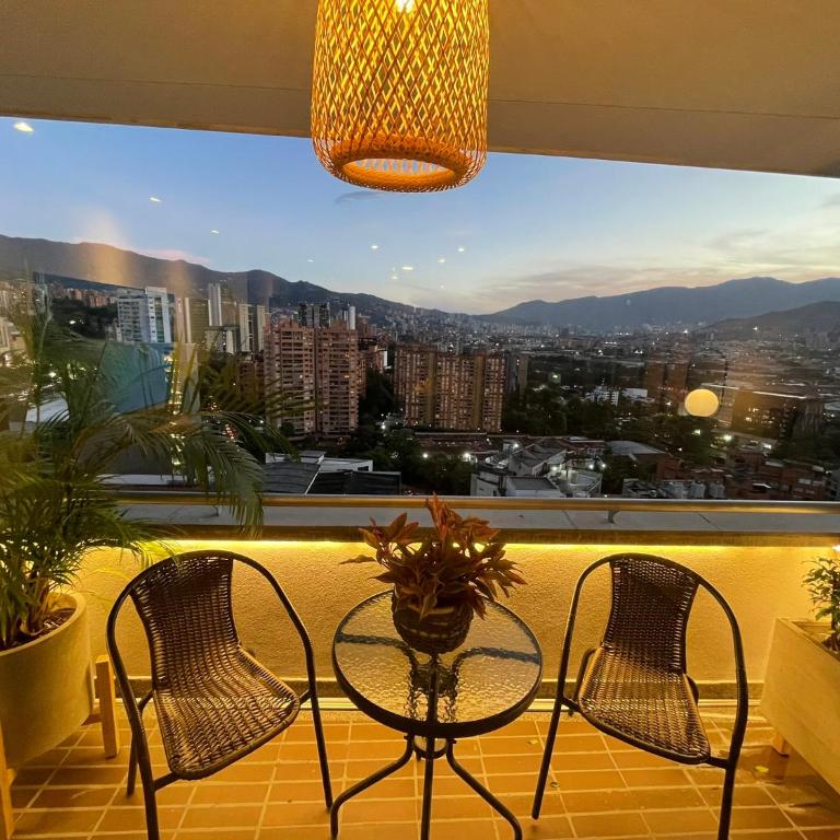 Premium Studio near Oviedo Mall, El Poblado- Balcony, AC & Fast WiFi - Studio with Balcony - 2