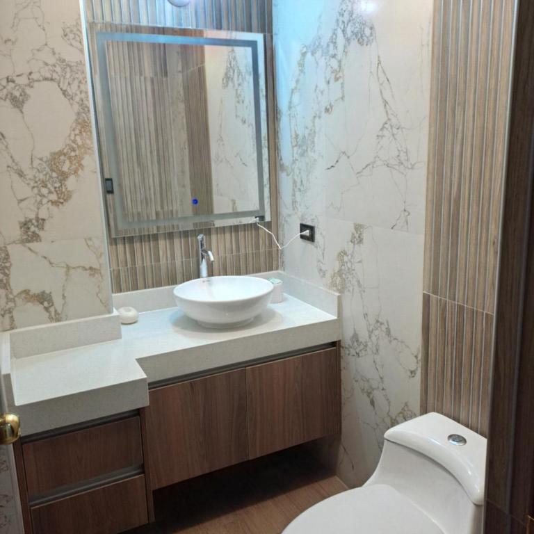 Amplio, Centrico y moderno departamento de 3 habitaciones-401 - Three-Bedroom Apartment - 4