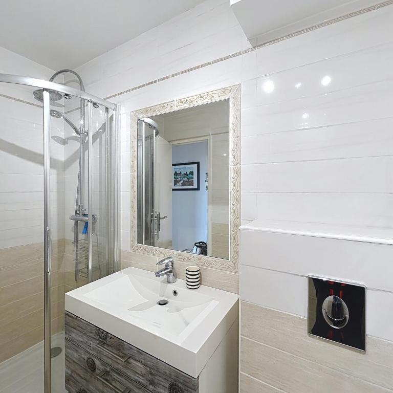 Les Pins Bleus - Appartement 2 Chambres - Vue sur Mer - 8