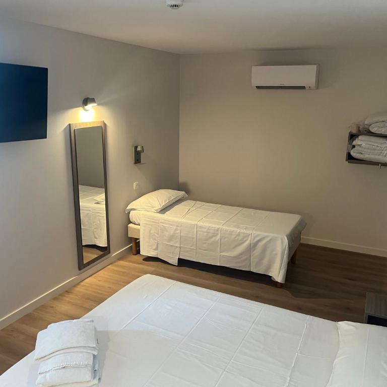 Brit Hotel Essentiel Millau - Chambre Triple Standard - 1 Lit Double + 1 Lit Simple - 4
