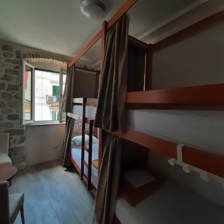 CENTRUM HOSTEL - Bed in 4-Bed Mixed Dormitory Room - 6