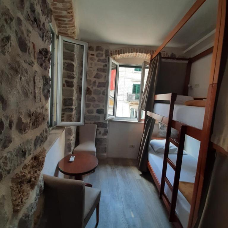 CENTRUM HOSTEL - Bed in 4-Bed Mixed Dormitory Room - 7