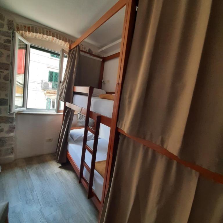 CENTRUM HOSTEL - Bed in 4-Bed Mixed Dormitory Room - 8