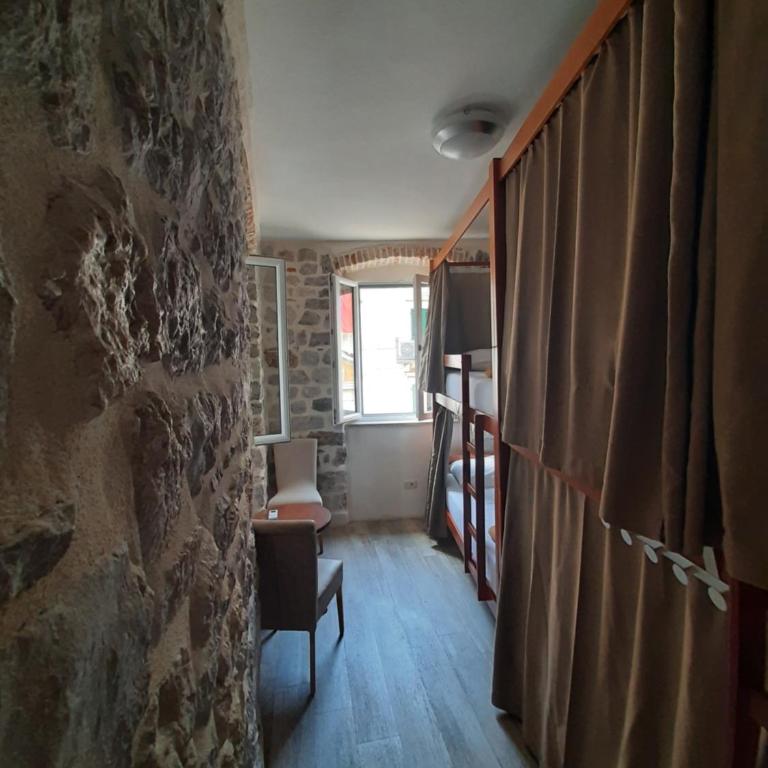 CENTRUM HOSTEL - Bed in 4-Bed Mixed Dormitory Room - 10