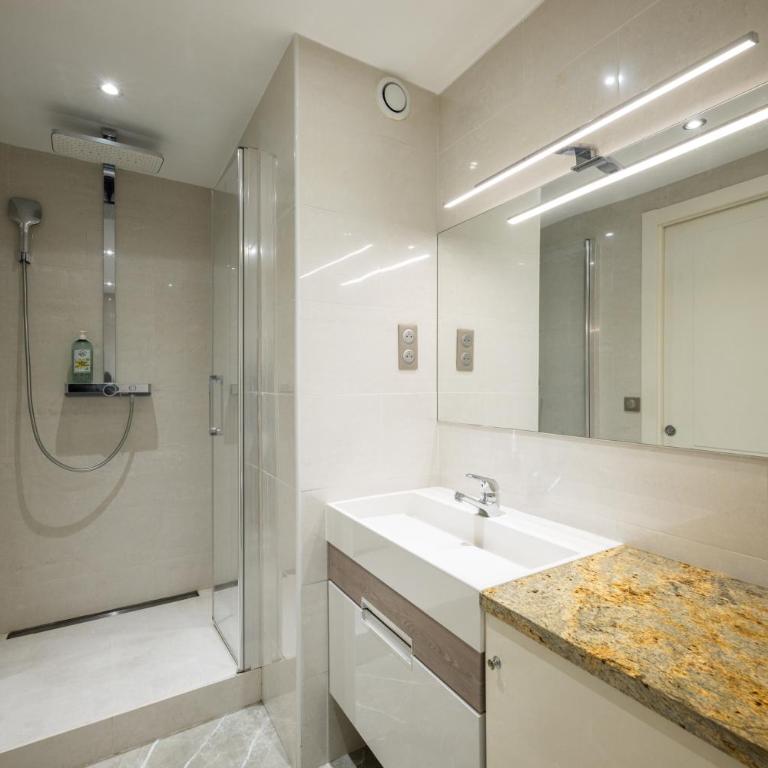 Queen garden III, élégant 2 pièces au coeur du centre ville, vue latérale mer, AC - Apartment mit 1 Schlafzimmer - 5