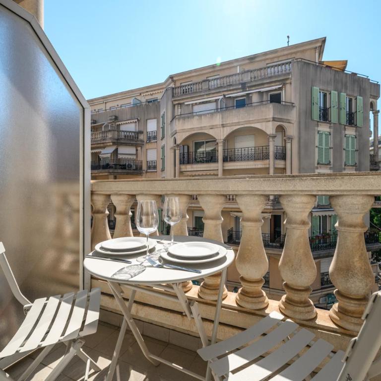Queen garden III, élégant 2 pièces au coeur du centre ville, vue latérale mer, AC - Apartment mit 1 Schlafzimmer - 14