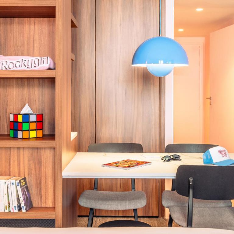 RockyPop Marseille Hôtel - Chambres Communicantes (4 Adultes + 1 Enfant) - 2