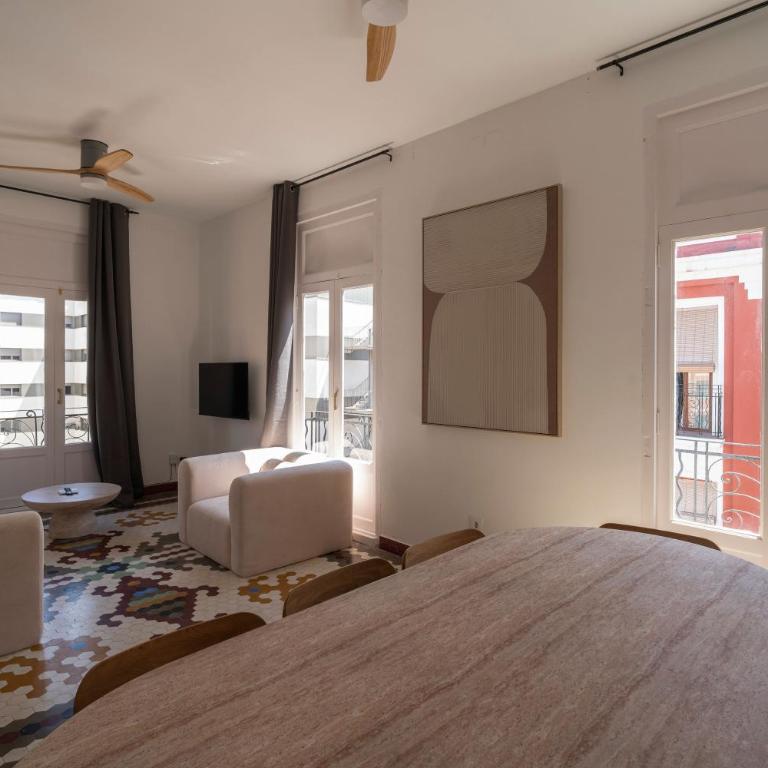 VLC Host - Cubells Apartments - Three-Bedroom Apartment - 11