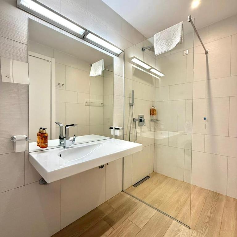 Condo Studio Plaza - Deluxe King Studio - 21