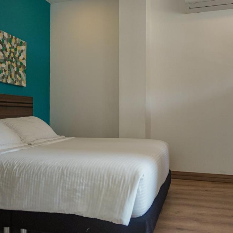 Malik Hotel Boutique - Habitación con cama grande y balcón - 8