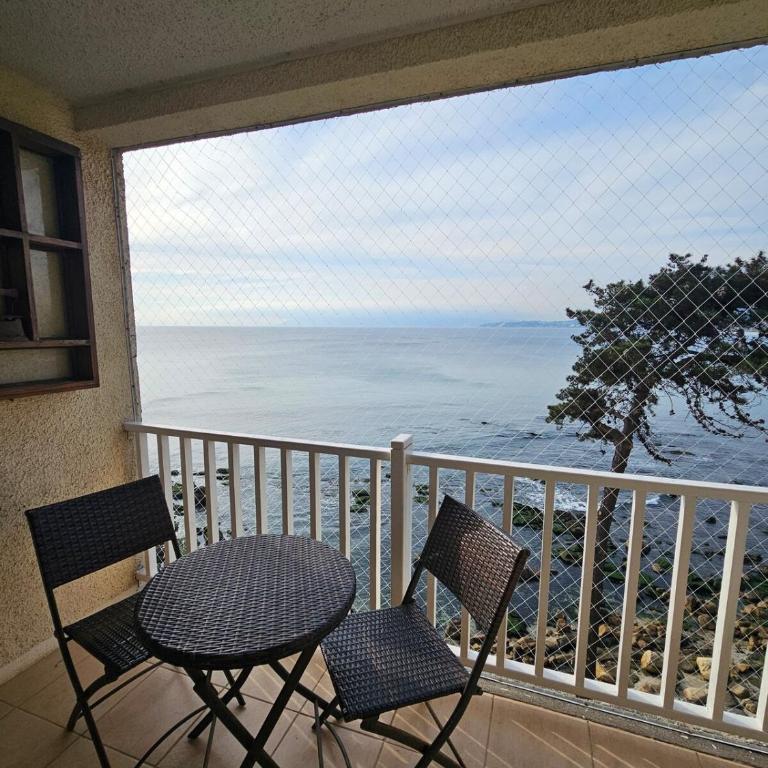 Departamento frente al mar, con piscinas y vista panorámica - Two-Bedroom Apartment - 14