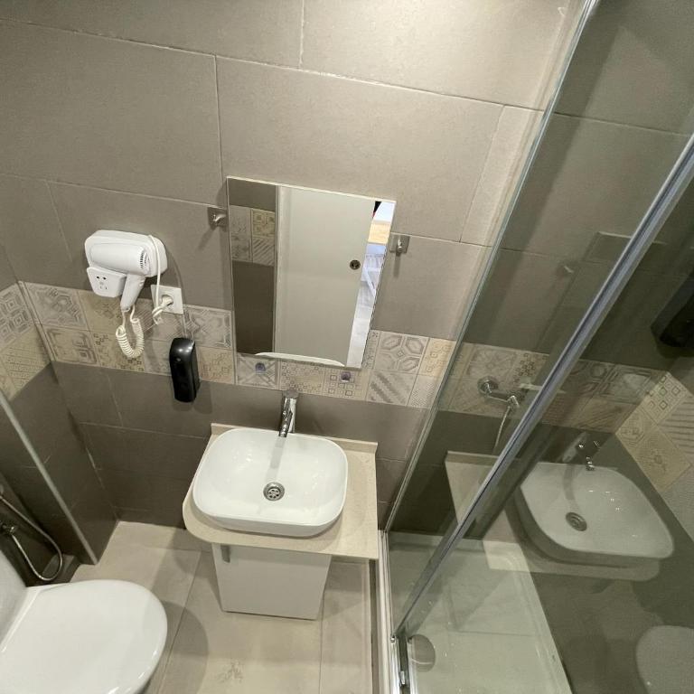 Suites nuevas con baño privado frente al metro st MWC Barcelona-FIRA - Estudio - 15