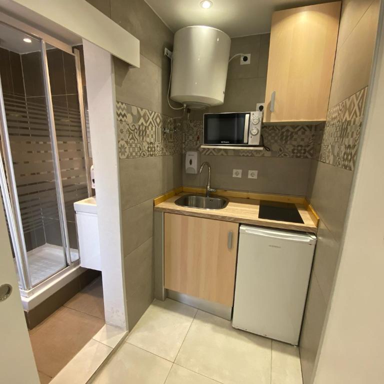 Suites nuevas con baño privado frente al metro st MWC Barcelona-FIRA - Apartamento Estudio - 13