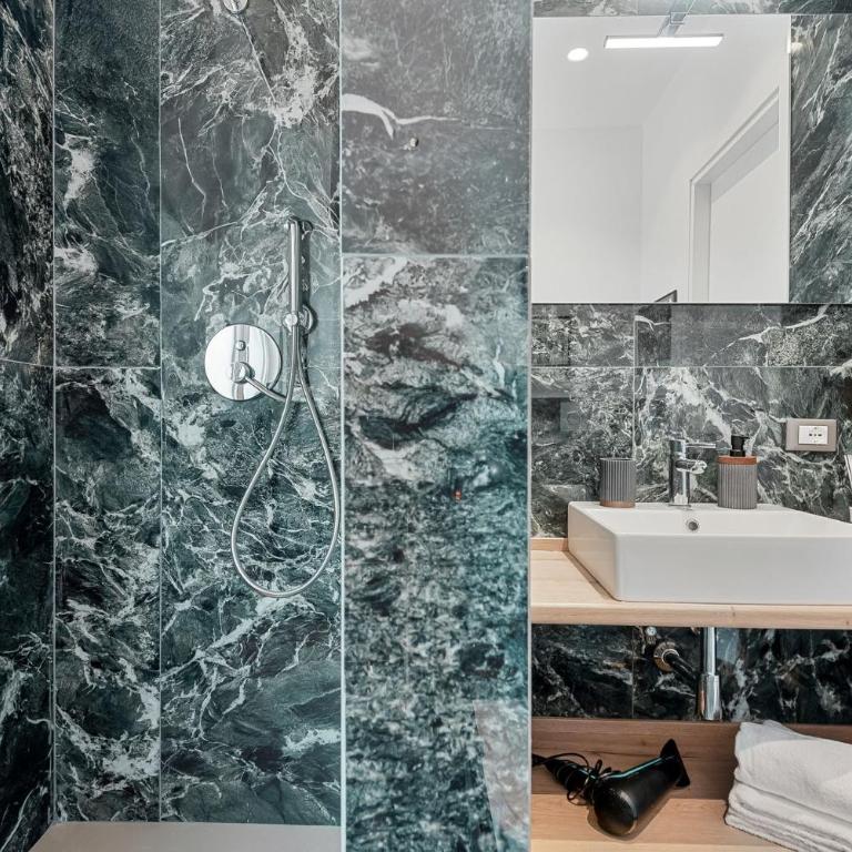 Cinque Terre The Abbey Apt - Two bathrooms - Three-Bedroom Apartment - 23