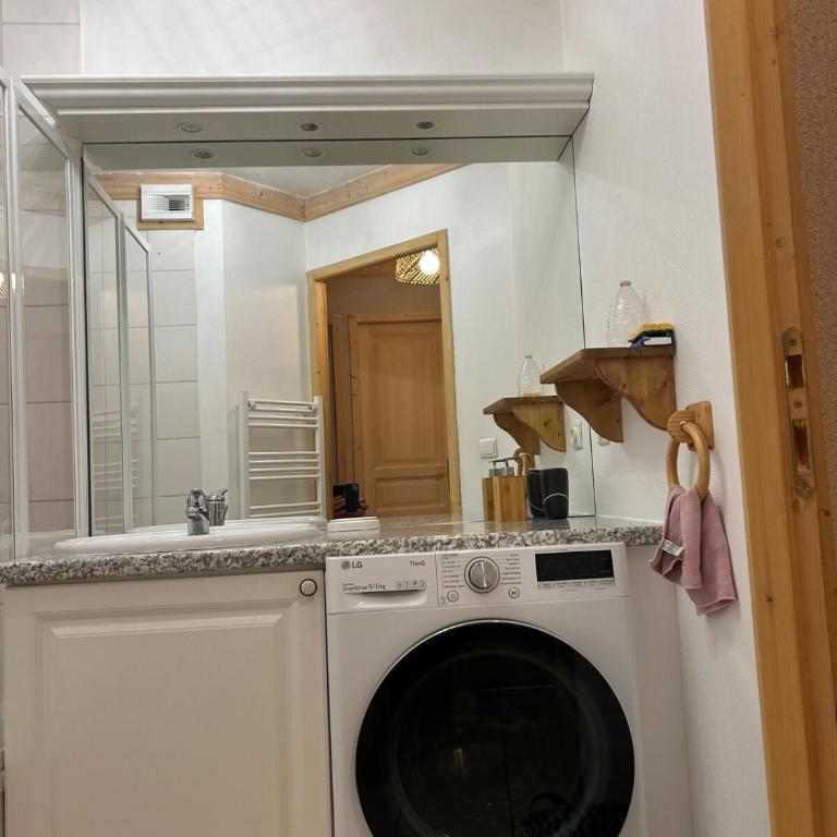 Appartement tout confort situé à 100 m de la télécabine - Two-Bedroom Apartment with Balcony - 9