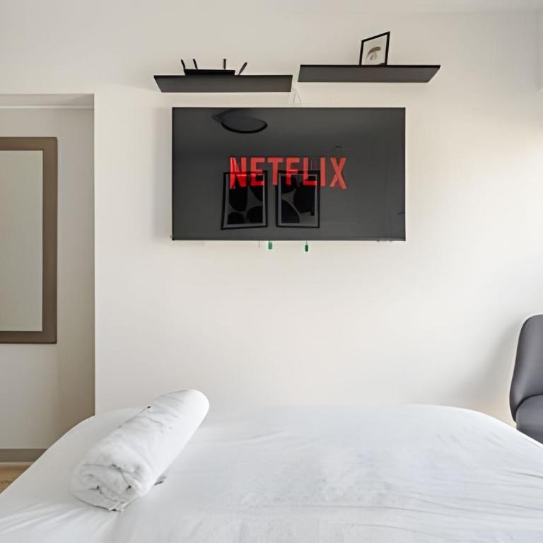 Contemporary Great View - Three-Bedroom Deluxe Apartment - 3