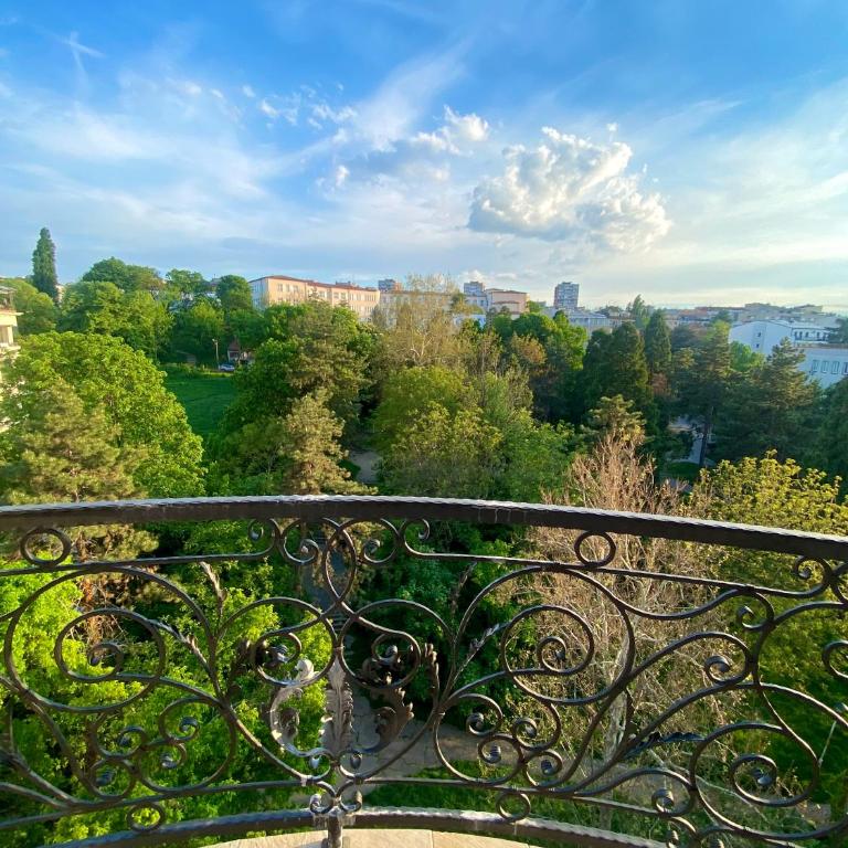 Lux apartment with a park view - One-Bedroom Apartment - 4