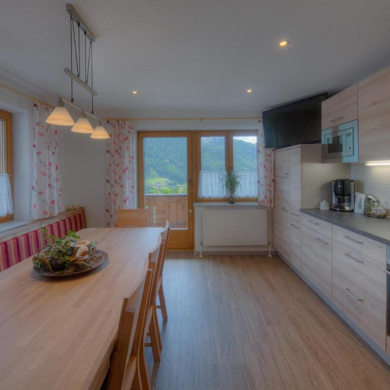 Ferienhaus Schweinberger - Four-Bedroom Apartment with Balcony and 2 Bathrooms - 3