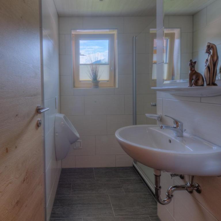 Ferienhaus Schweinberger - Four-Bedroom Apartment with Balcony and 2 Bathrooms - 11